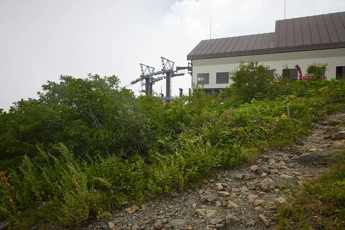 唐松岳登山 リフトを見ながら黒菱平へ下りる