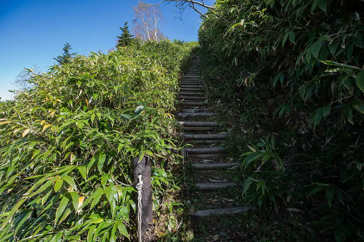 志賀高原笠岳登山 志賀高原笠岳-階段を折り返して登る