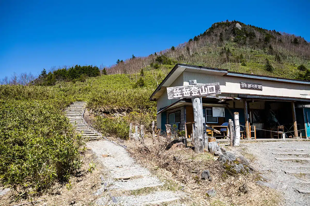 志賀高原笠岳登山 志賀高原笠岳-峰の茶屋の横から登山道開始