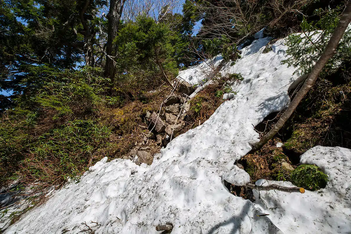 志賀高原笠岳登山 志賀高原笠岳-岩場にも雪がいっぱい