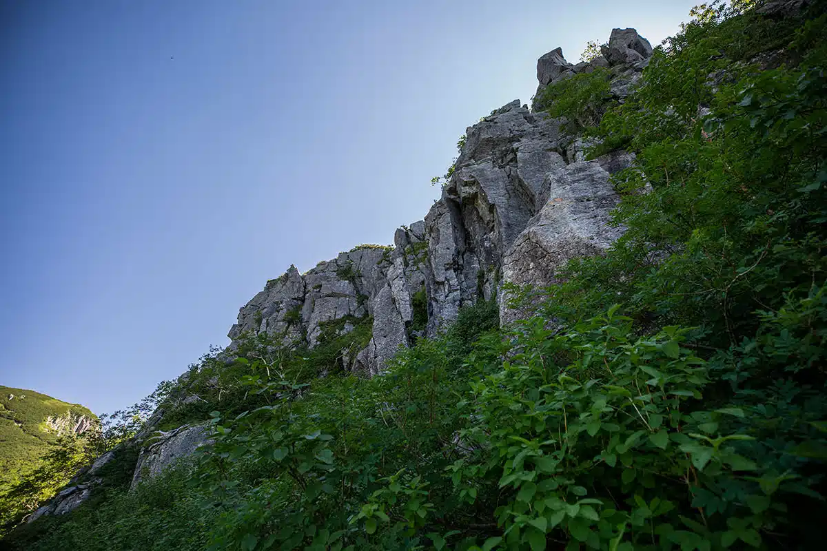 【笠ヶ岳登山】笠ヶ岳-山側には岩が積み上がってる