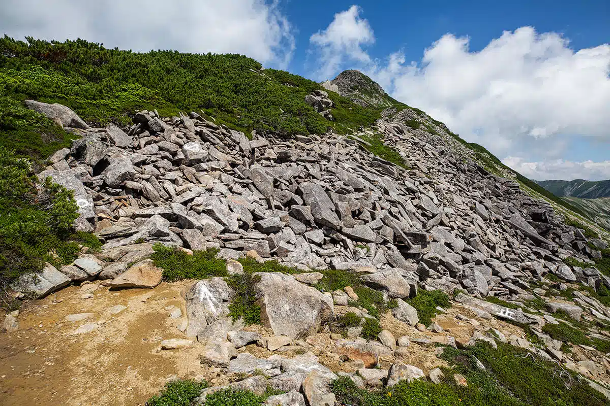 笠ヶ岳登山 笠ヶ岳-平たい石が多い