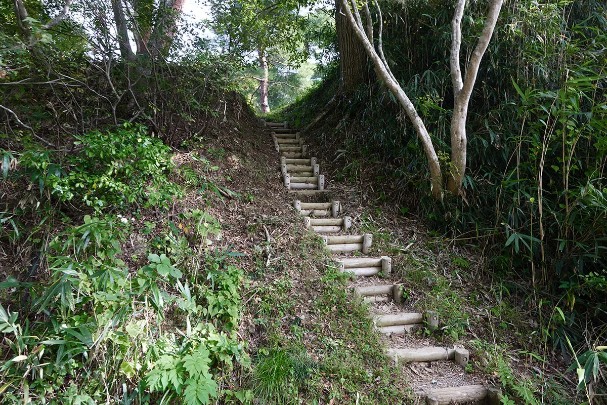登山 -景勝屋敷から階段を登る