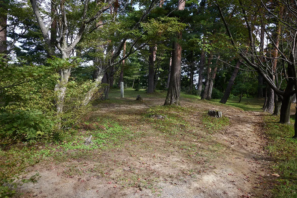 登山 -本丸と春日山神社の中間あたりには直江屋敷