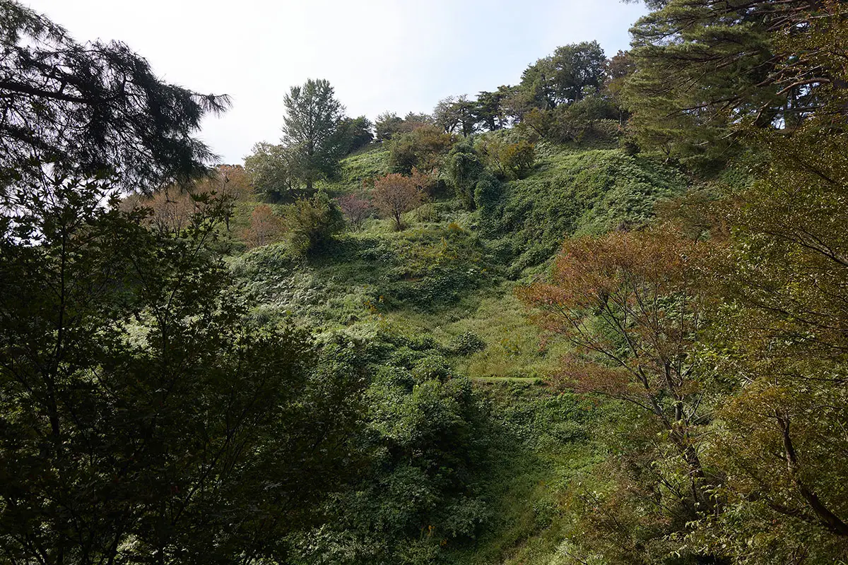 登山 -直江屋敷の少し下にある虎口から見る本丸