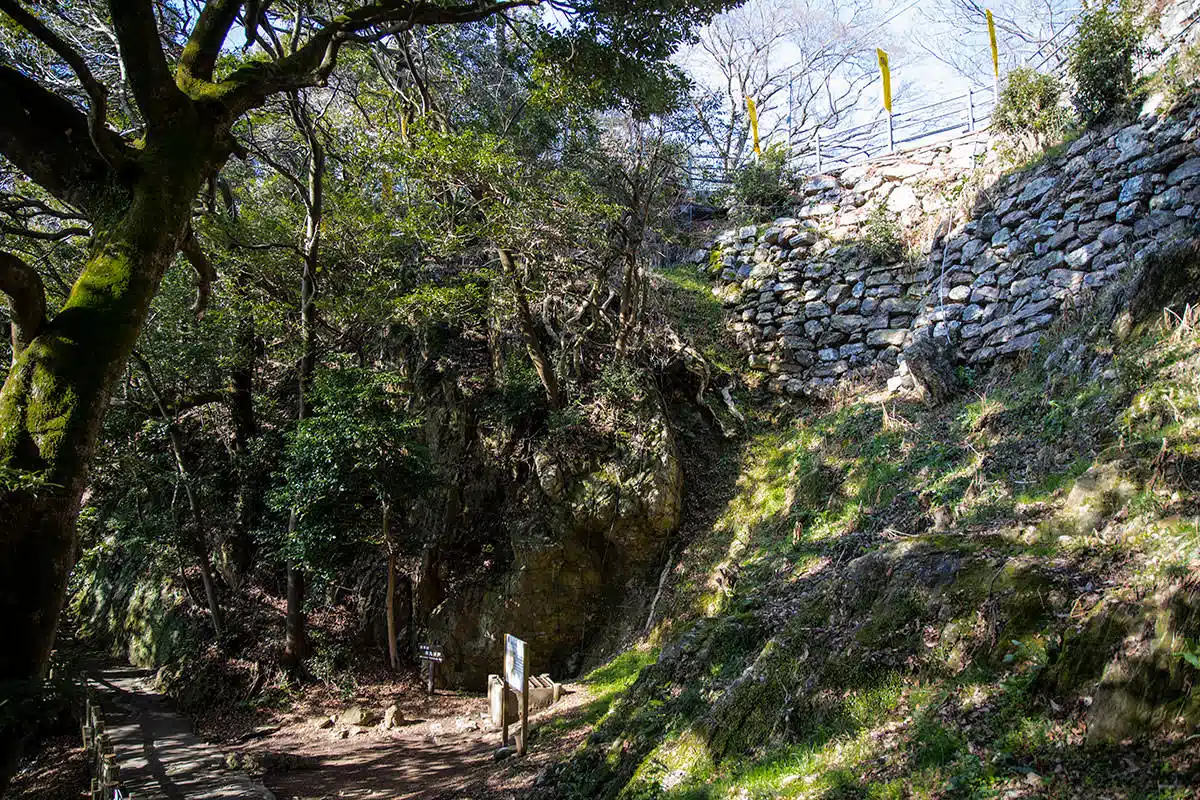 金華山登山 金華山-石垣の下には井戸がある