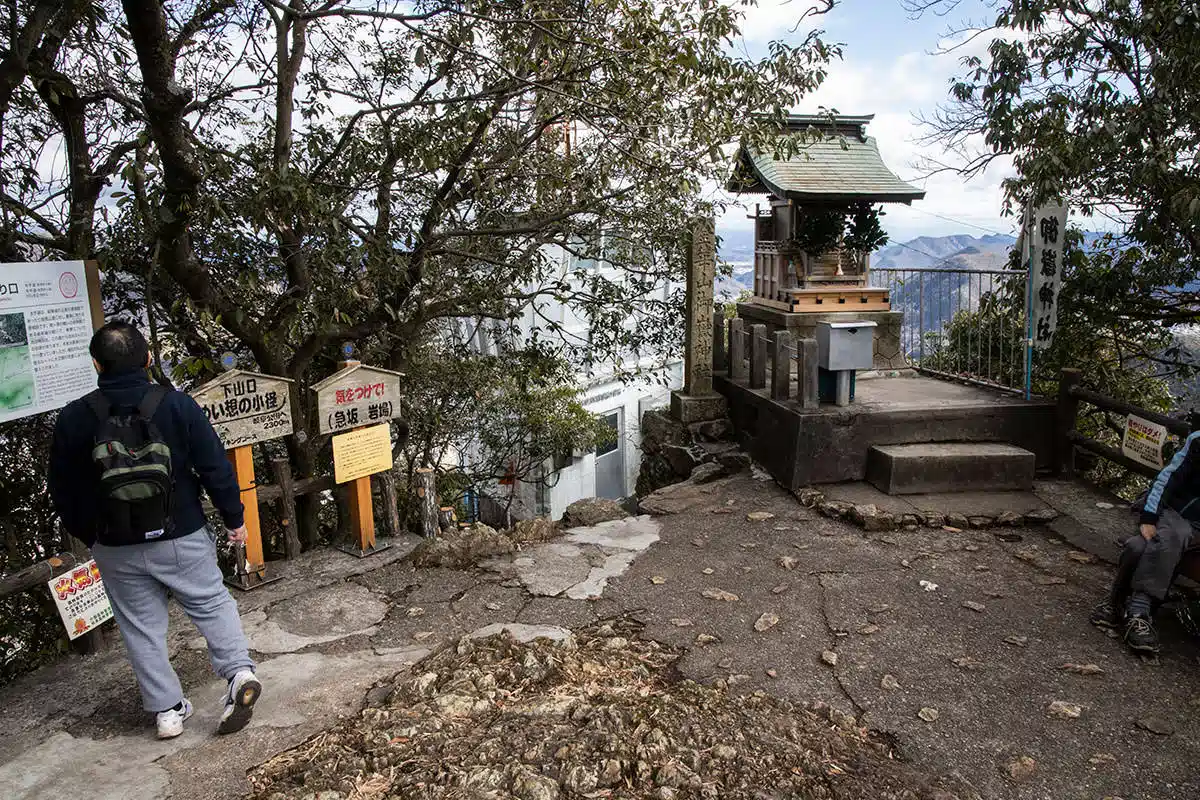 金華山登山 金華山-御嶽神社とめい想の小径への入口