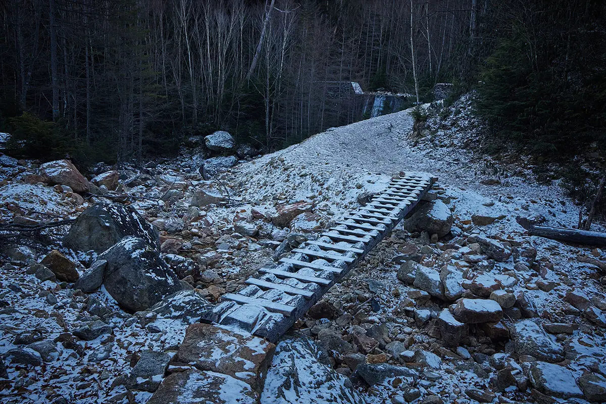 金峰山登山 金峰山-うっすらと雪の付いた橋が滑りそう