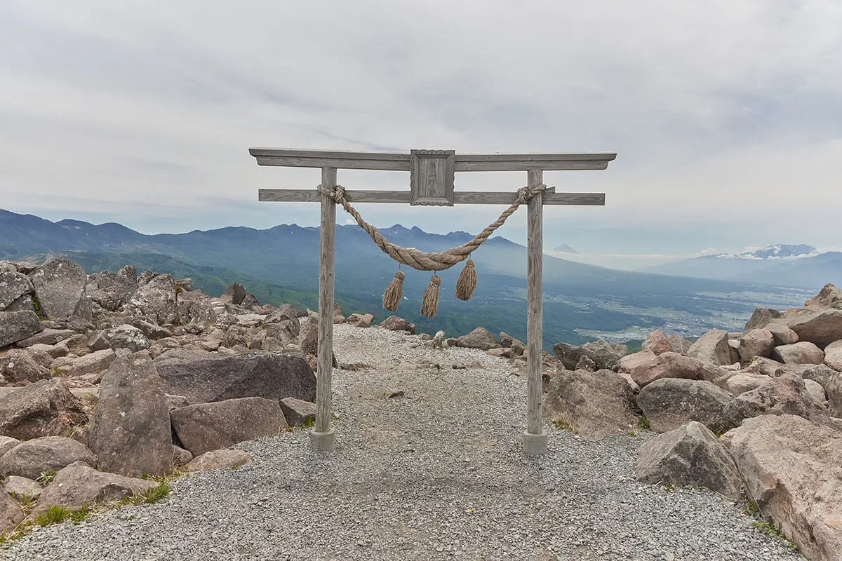 霧ヶ峰登山 霧ヶ峰-山頂の端には車山神社がある