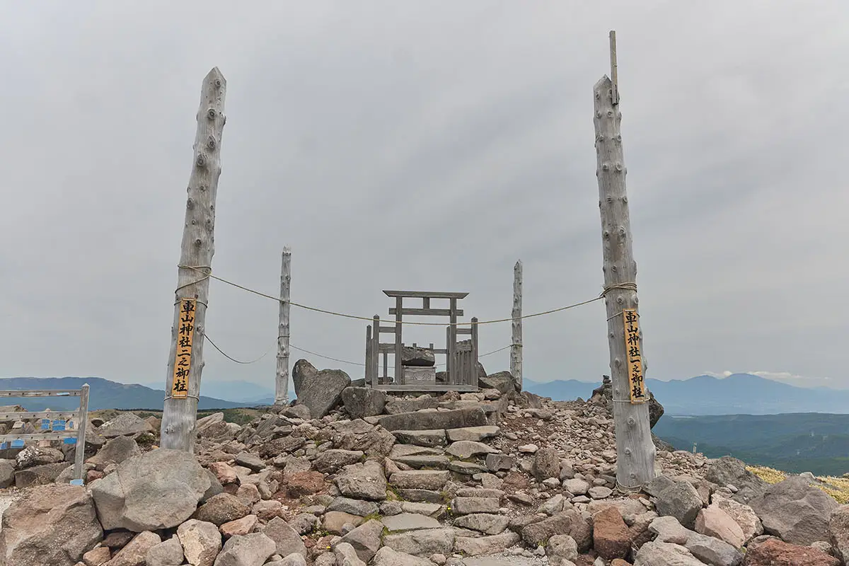 霧ヶ峰登山 霧ヶ峰-祠の周りには御柱