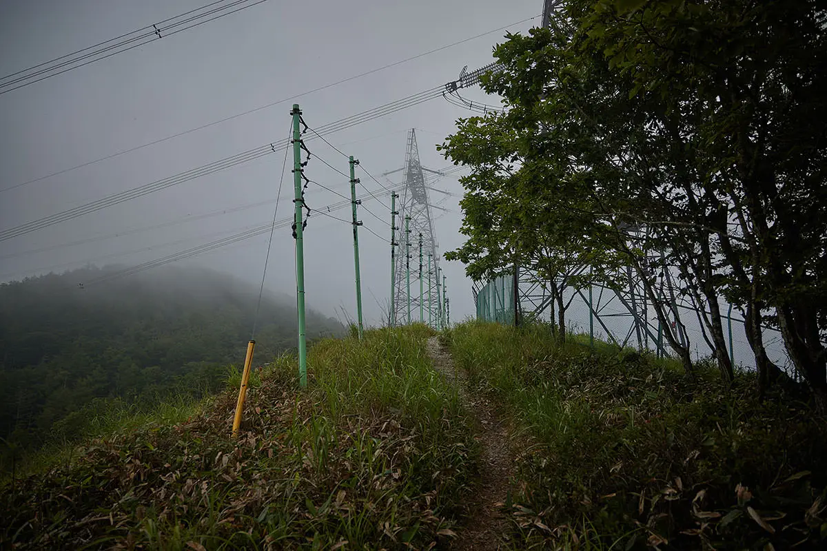 霧ヶ峰登山 霧ヶ峰-登山道の横に鉄塔