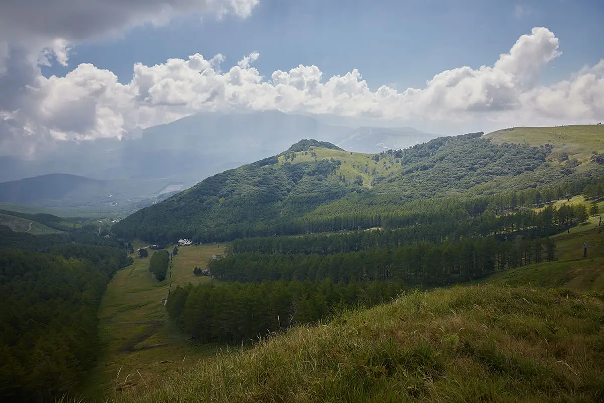 霧ヶ峰登山 霧ヶ峰-手前にはゲレンデがあって殿城山、その向こうの雲の中には蓼科山