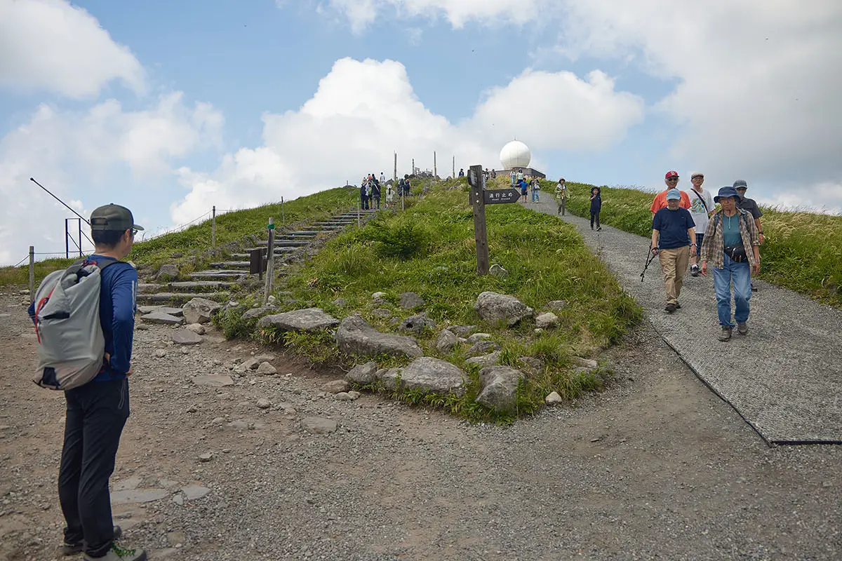 霧ヶ峰登山 霧ヶ峰-階段を登り切ったところはリフト降り場で人がいっぱい