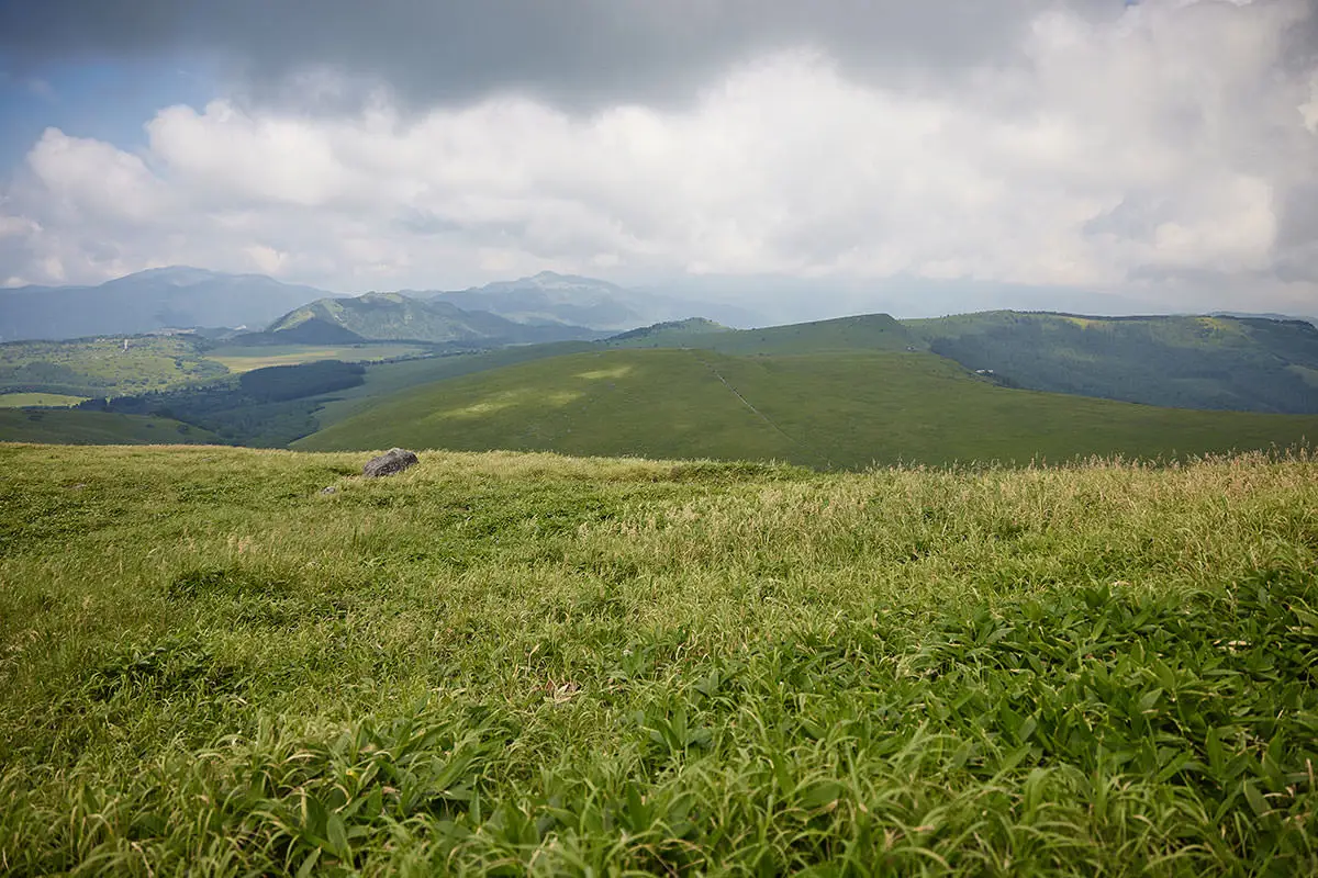 霧ヶ峰登山 霧ヶ峰-真ん中に蝶々深山と、その向こうに男女倉山、左には八島湿原