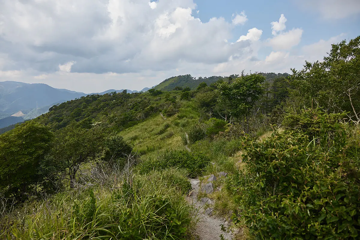 霧ヶ峰登山 霧ヶ峰-急登を登って鷲ヶ峰の山頂部が見えた