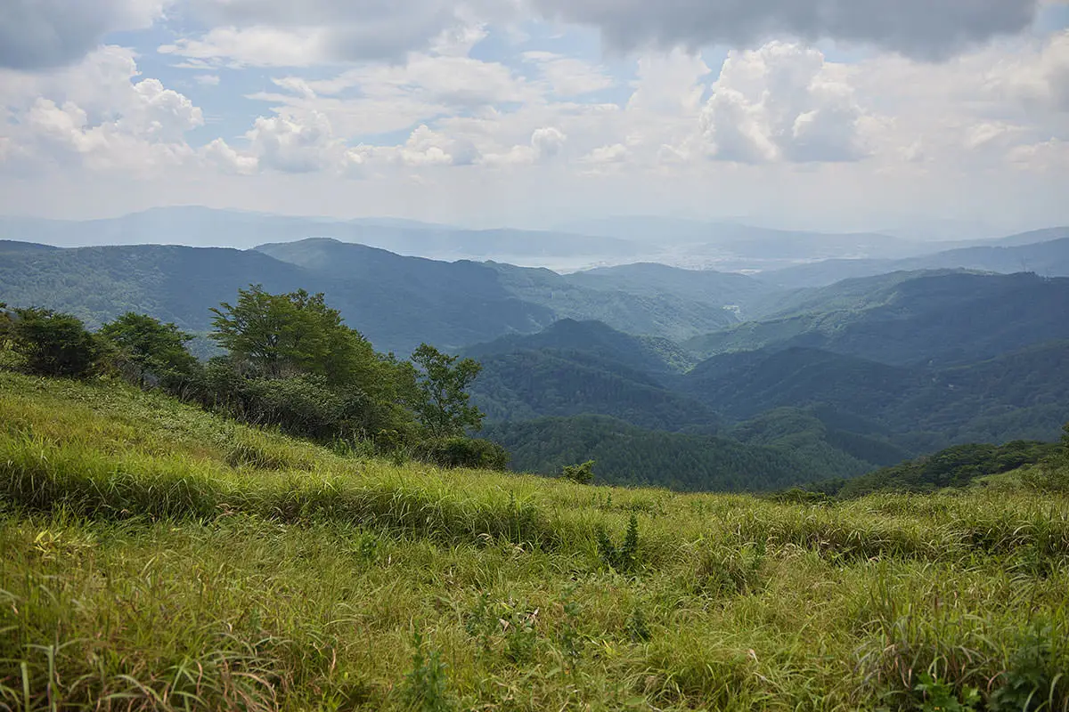 霧ヶ峰登山 霧ヶ峰-朝は見えなかった諏訪湖が見えるようになっている