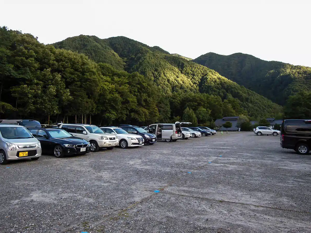 木曽駒ヶ岳登山 木曽駒ヶ岳-駐車場には車がいっぱい