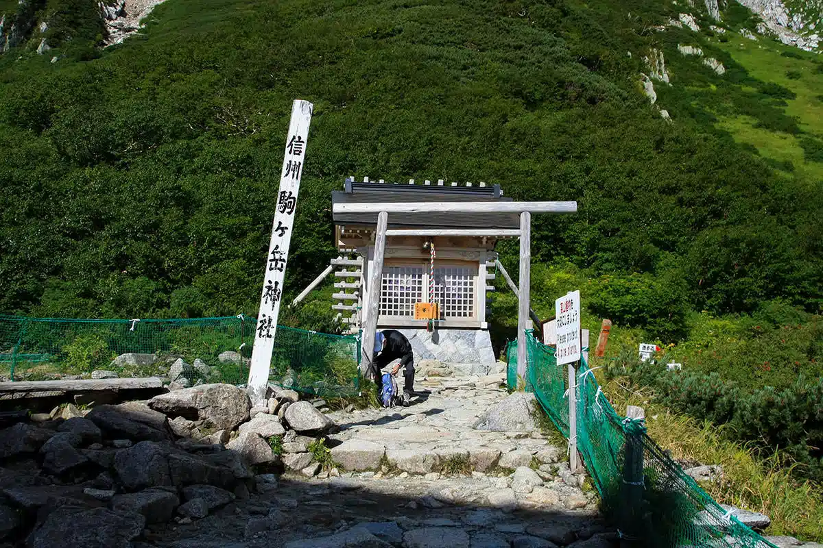 木曽駒ヶ岳登山 木曽駒ヶ岳-登山口は神社から<br>知らない人のお尻を眺めて登山開始