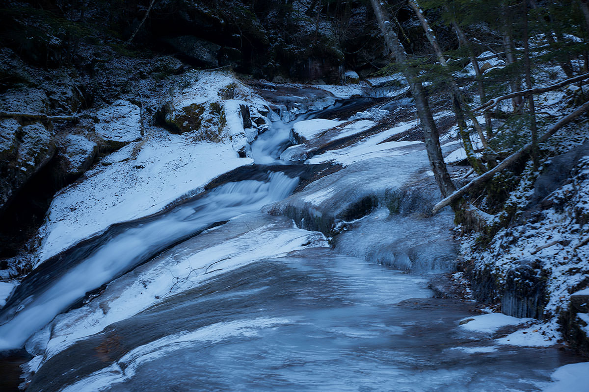 甲武信ヶ岳-滑らかな滝は結氷しているところもあった