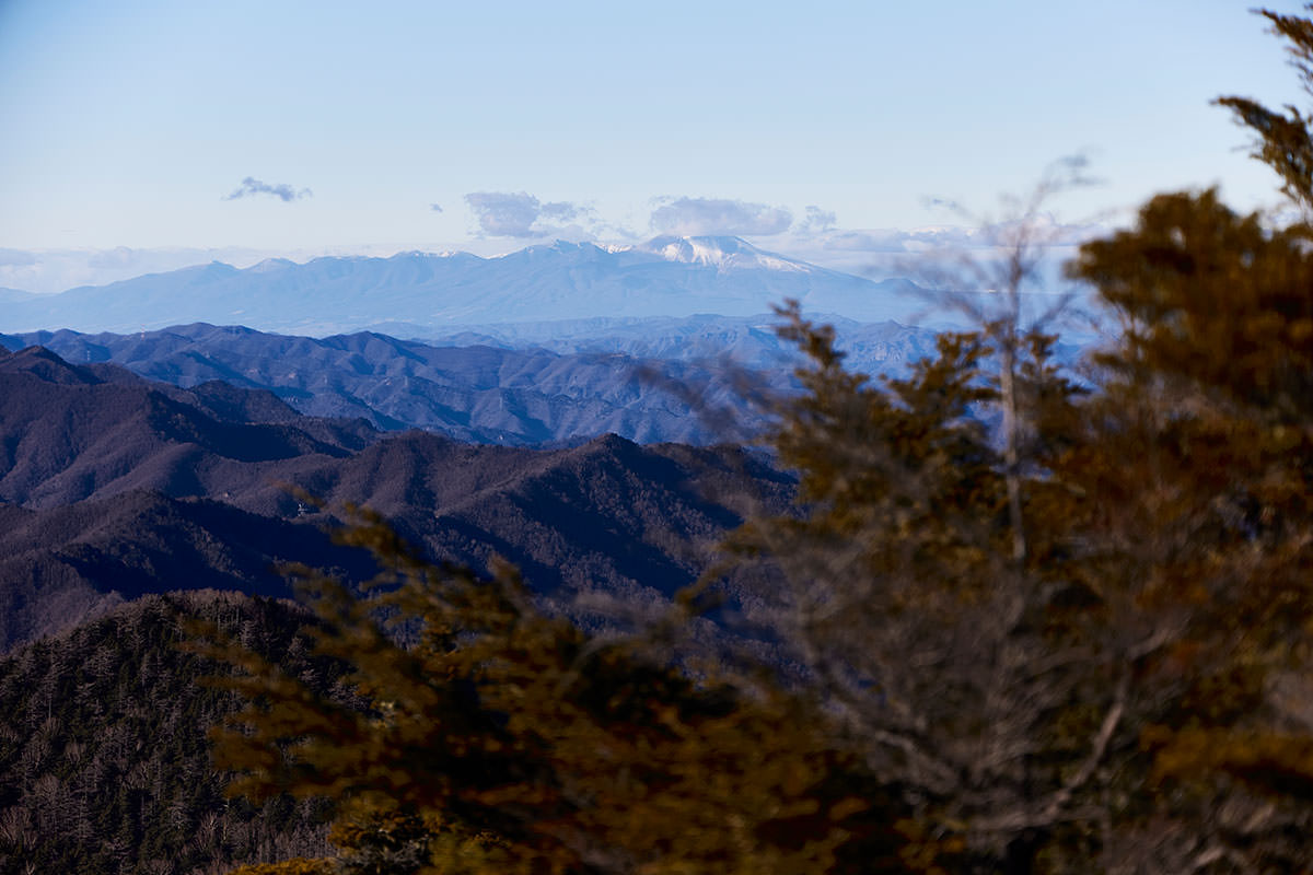 甲武信ヶ岳-遠くに見えるのは浅間山