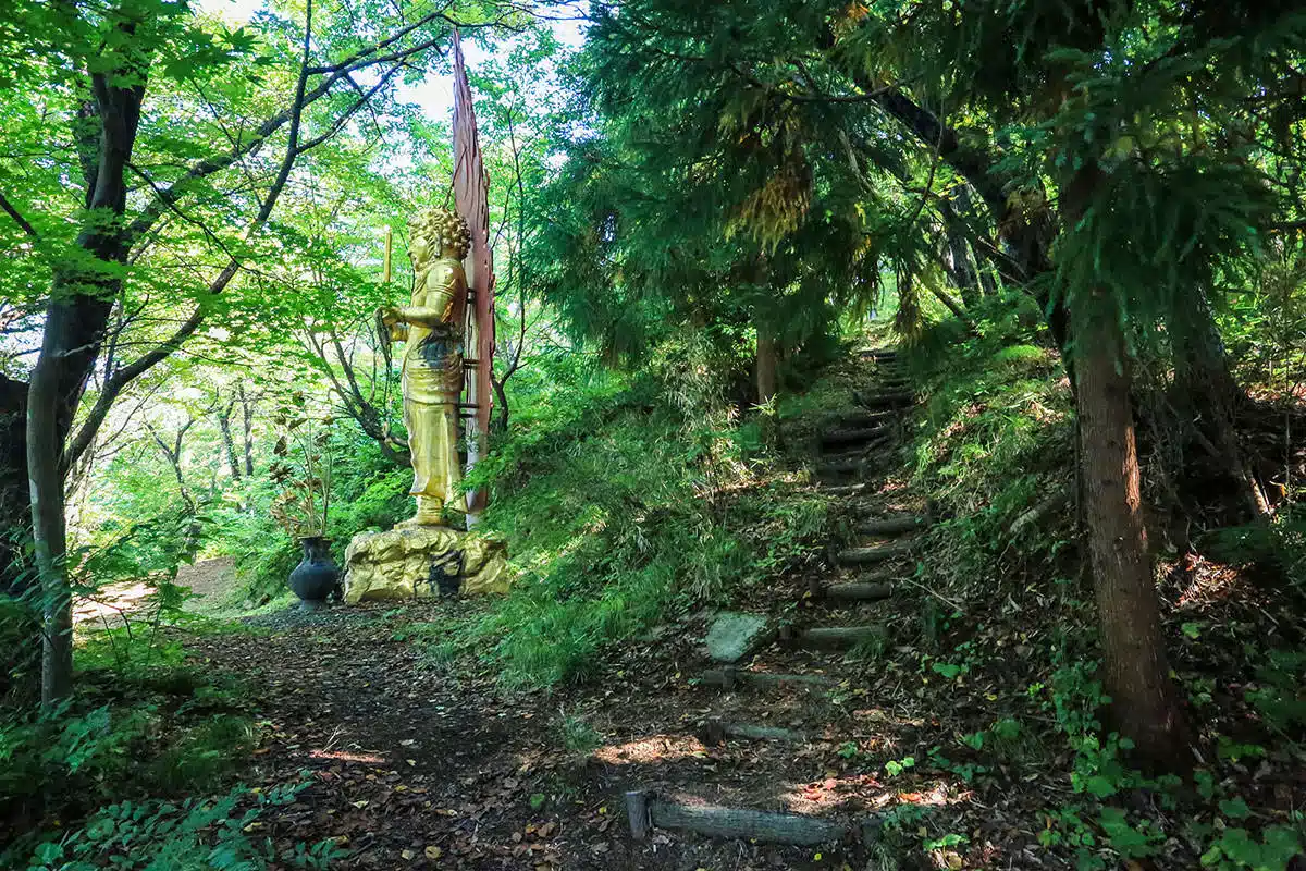 高社山登山 高社山-金色の仏像