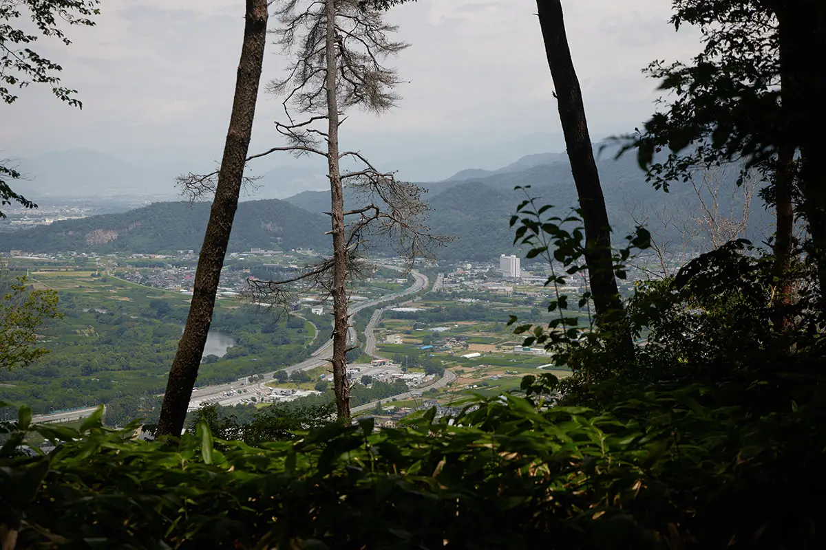 鞍骨山登山 松代の街が少し見える
