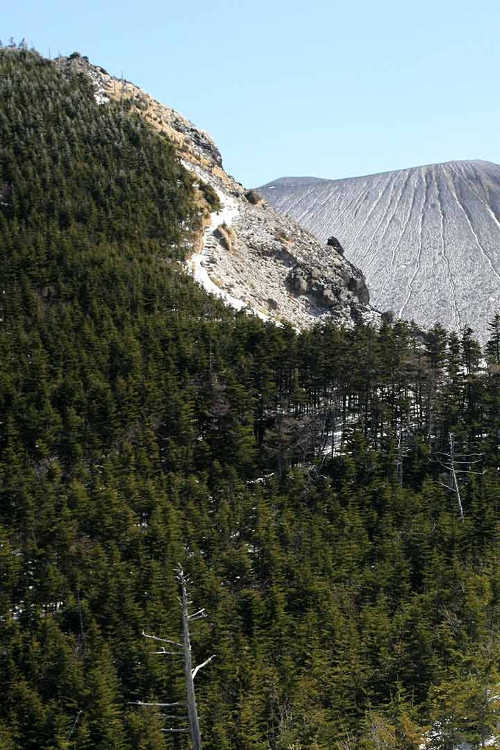 黒斑山　登山（高峰高原表コース） （3月）｜浅間山の展望台のような眺め