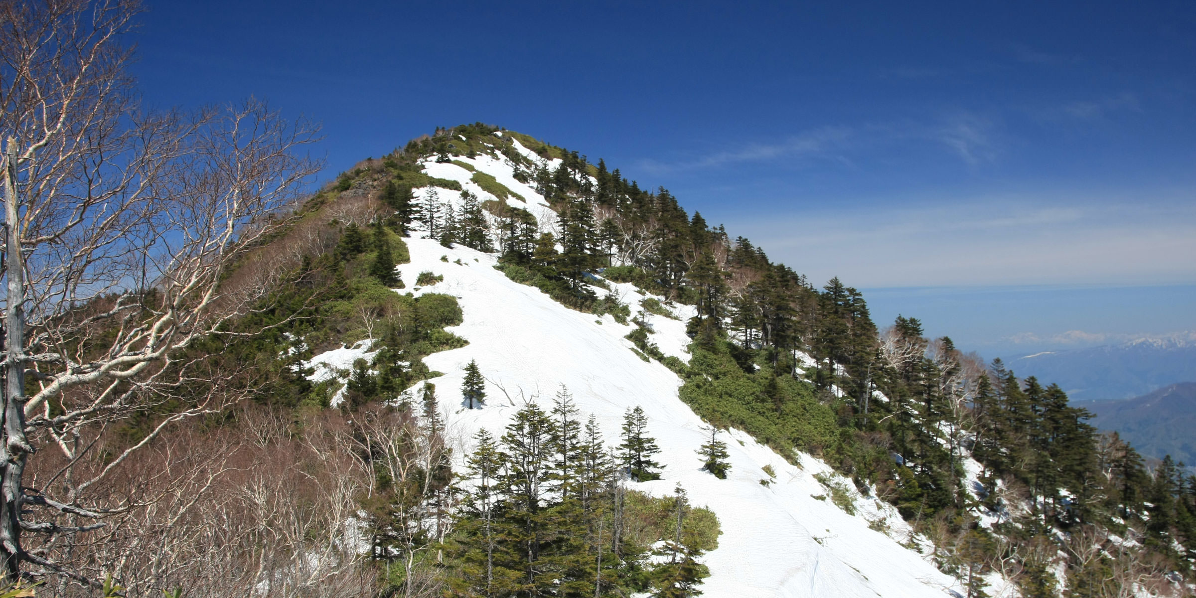 風景画　黒姫山　額縁入り 黒姫山と糸魚川市街に道路の写真素材 [FYI01791964] | ストック