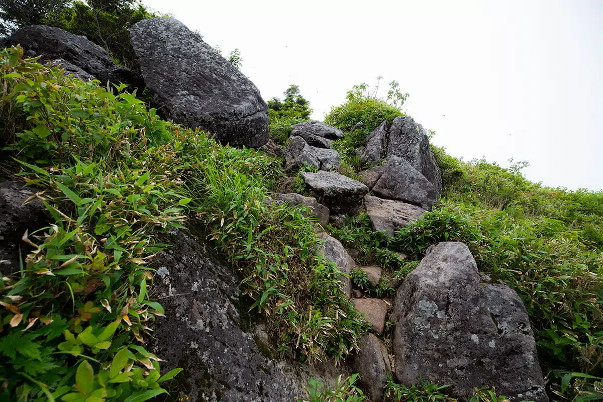 黒姫山登山 黒姫山-山頂手前の大きな石の段差