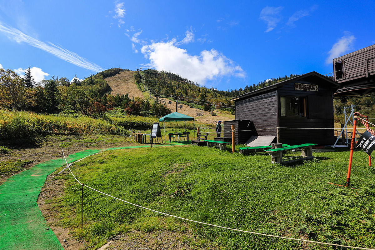 草津白根山 登山 本白根コース 9月 最高地点へ 観光客に混じって火口を眺める 登山百景