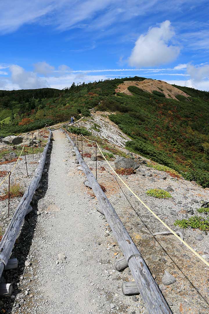 草津白根山　登山（本白根コース） （9月）｜最高地点へ！観光客に混じって火口を眺める