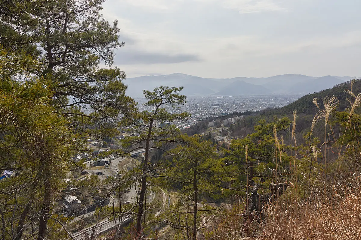 薬山登山 薬山-尾根の先端から長野市街を見る