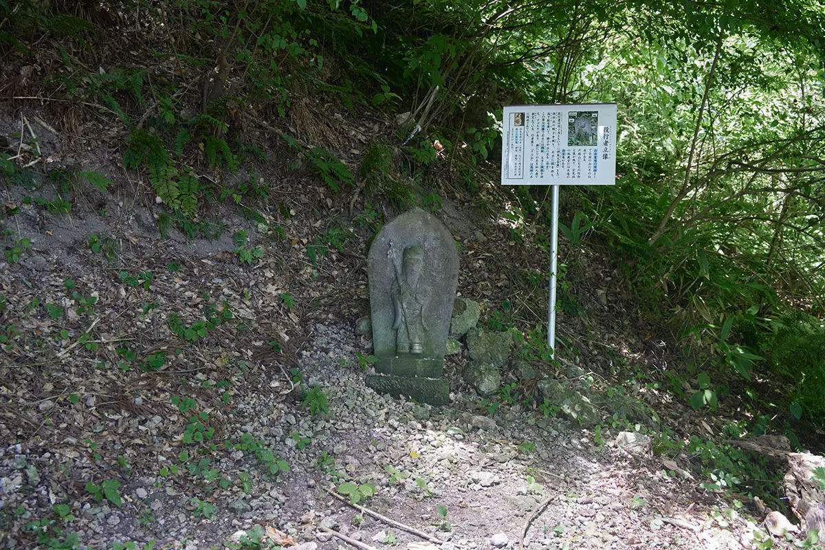 薬山登山 石仏を一体ずつ見ながら登る