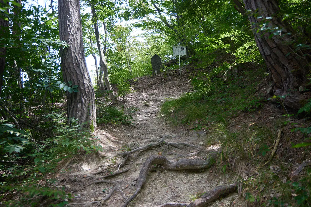 薬山登山 曲がり角にも石仏が立っている