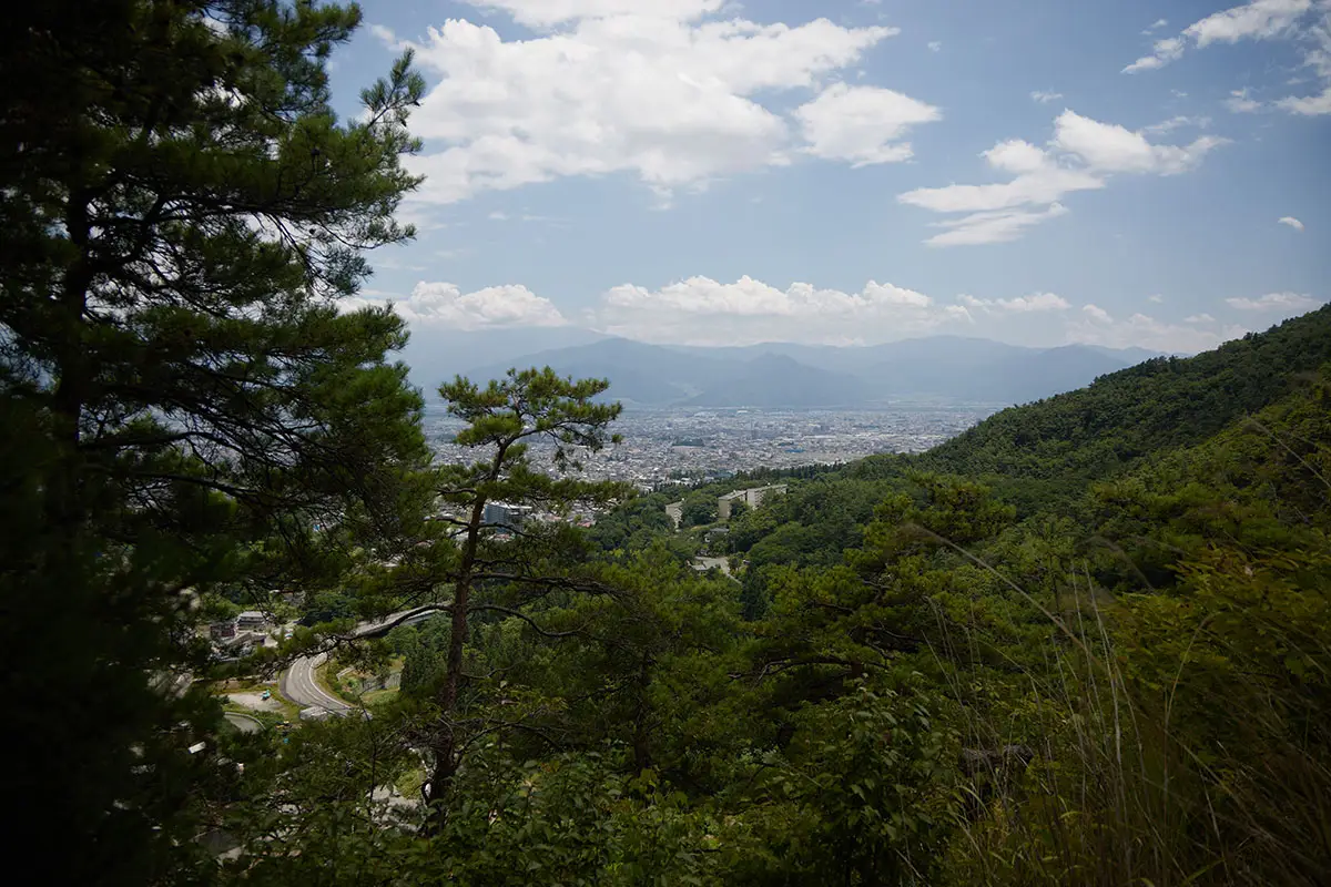 薬山登山 尾根から長野市街が見える
