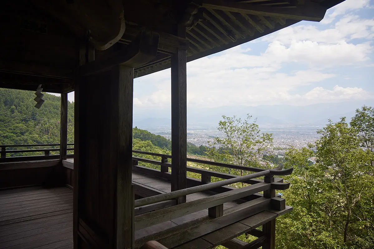 薬山登山 不安定な感じのする建物に入った