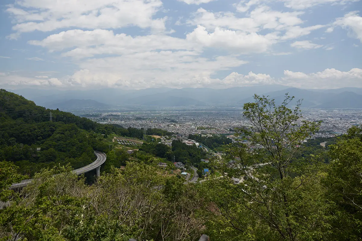 薬山登山 長野市街を見る