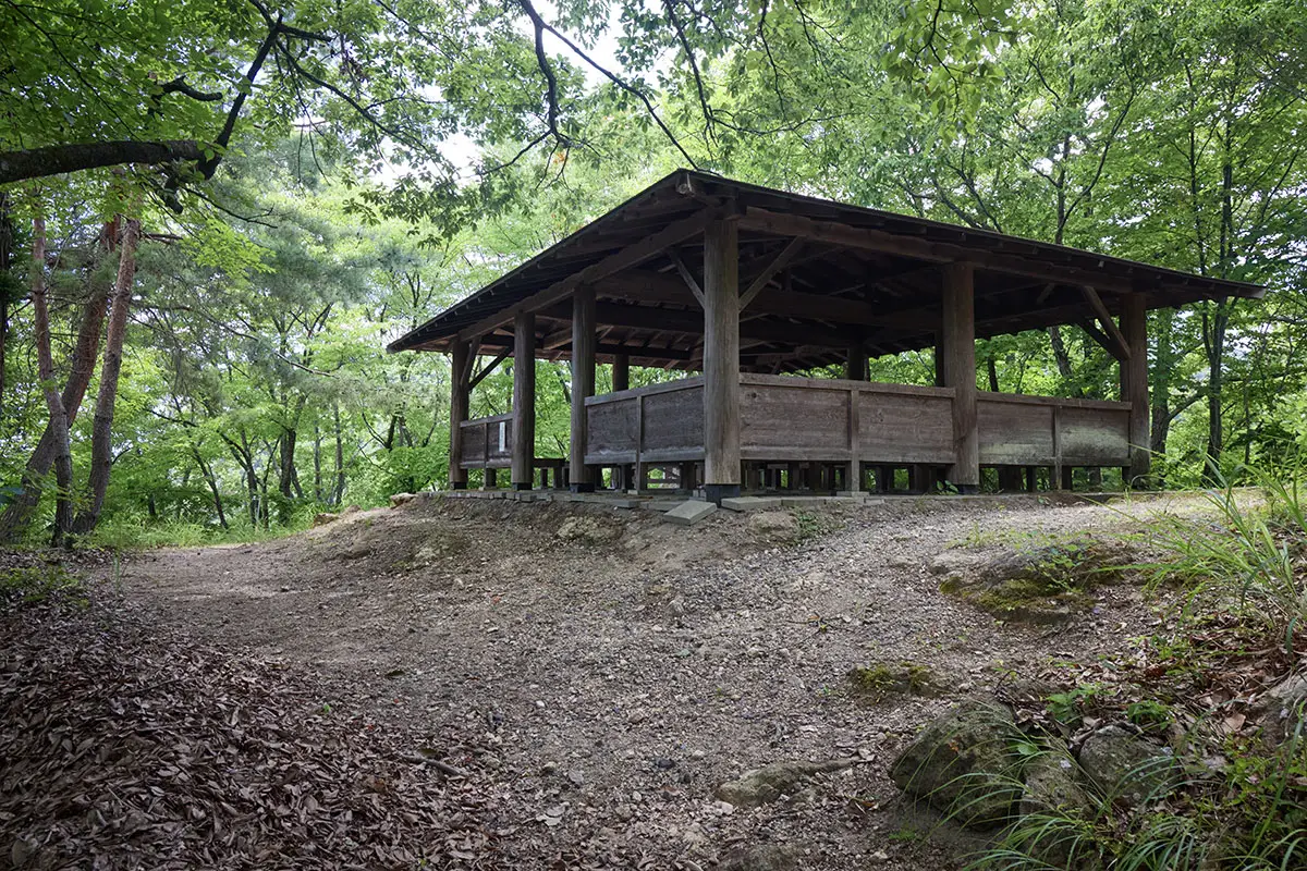 薬山登山 東屋が建っている