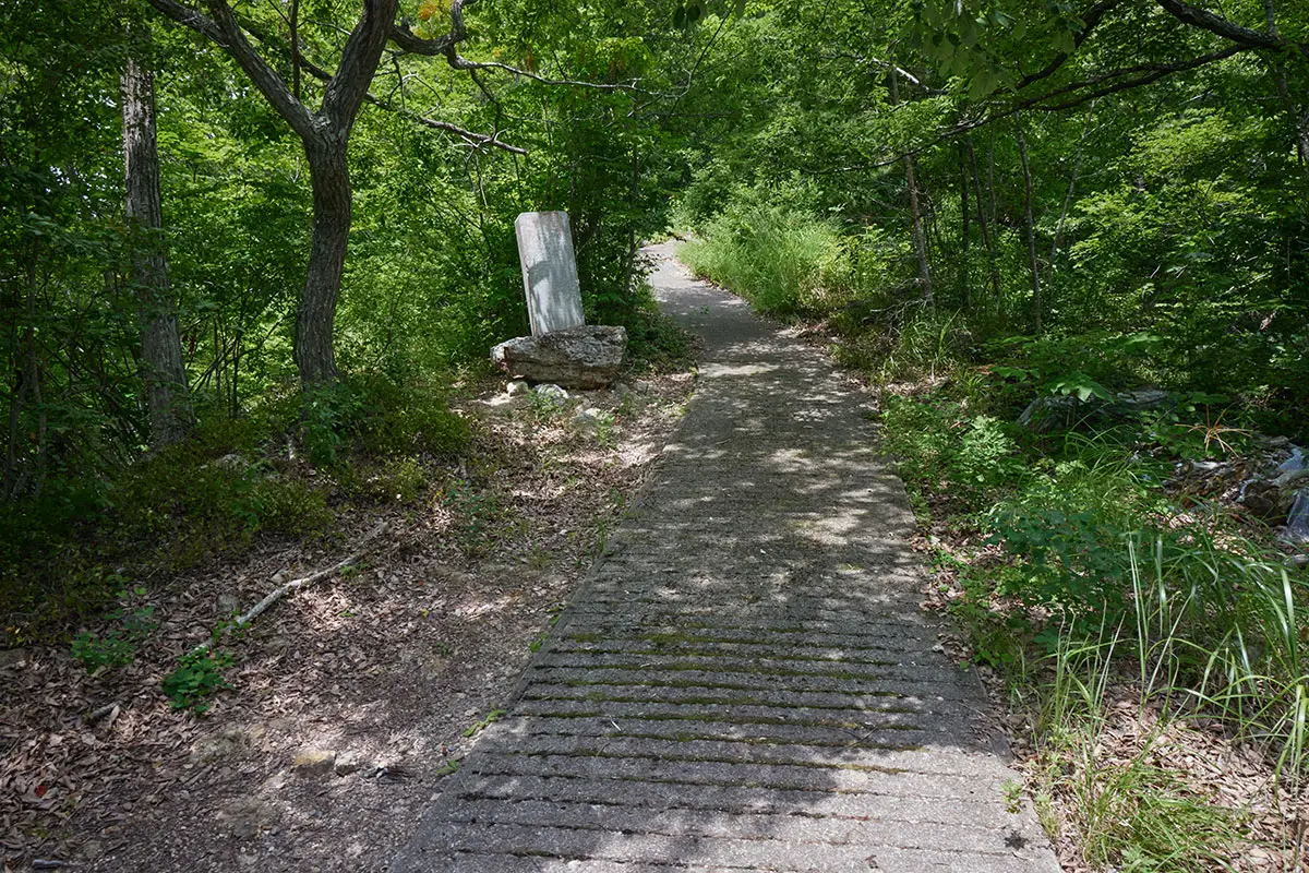 薬山登山 突然の舗装路