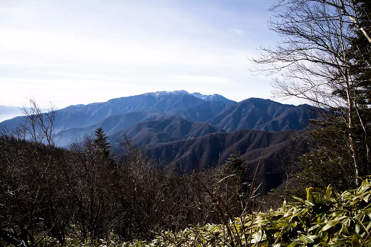 【経ヶ岳登山】経ヶ岳-登っている最中に振り返ると木曽駒ヶ岳がよく見える