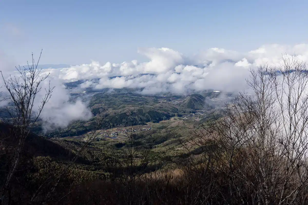 【斑尾山登山】斑尾山-南側には信濃町の集落と薬師岳がポツンと見える