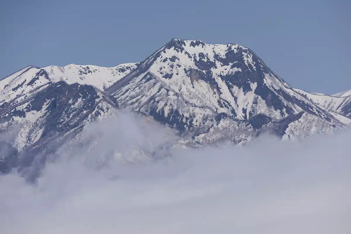 斑尾山登山 斑尾山-妙高山も雪が多い
