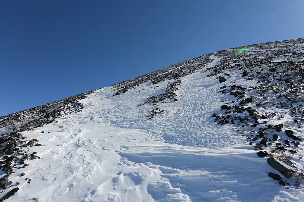 浅間山登山 浅間山-雪のラインが出来ている