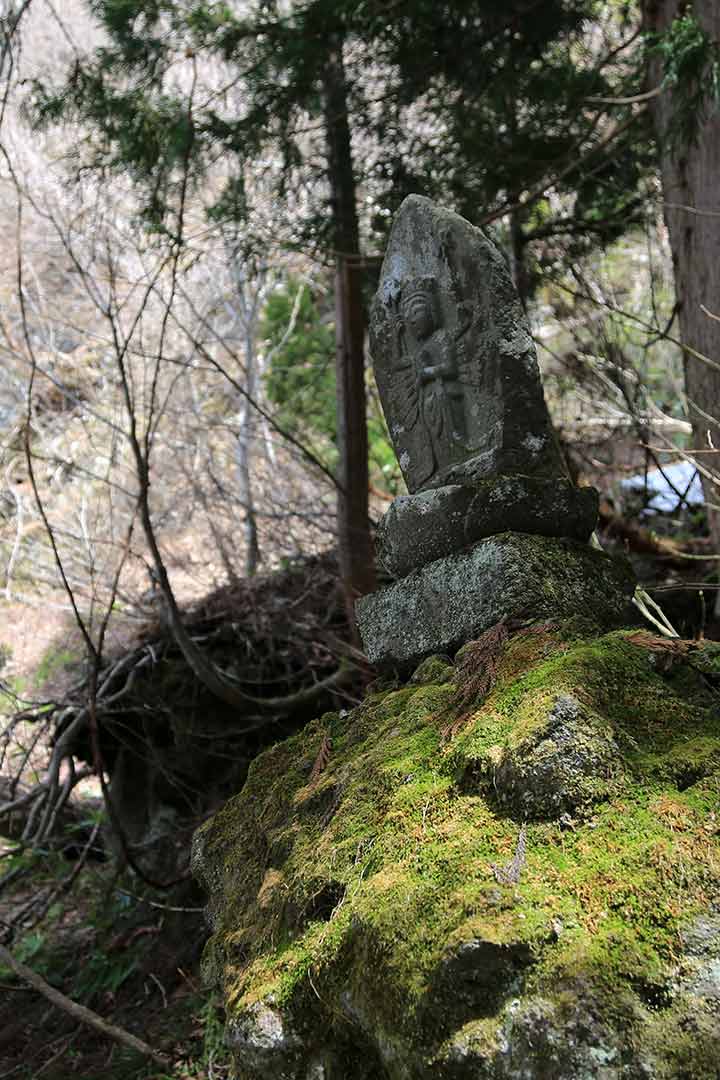 万仏山 登山 （4月）｜石仏が並ぶ急峻な岩壁の飯山市の里山