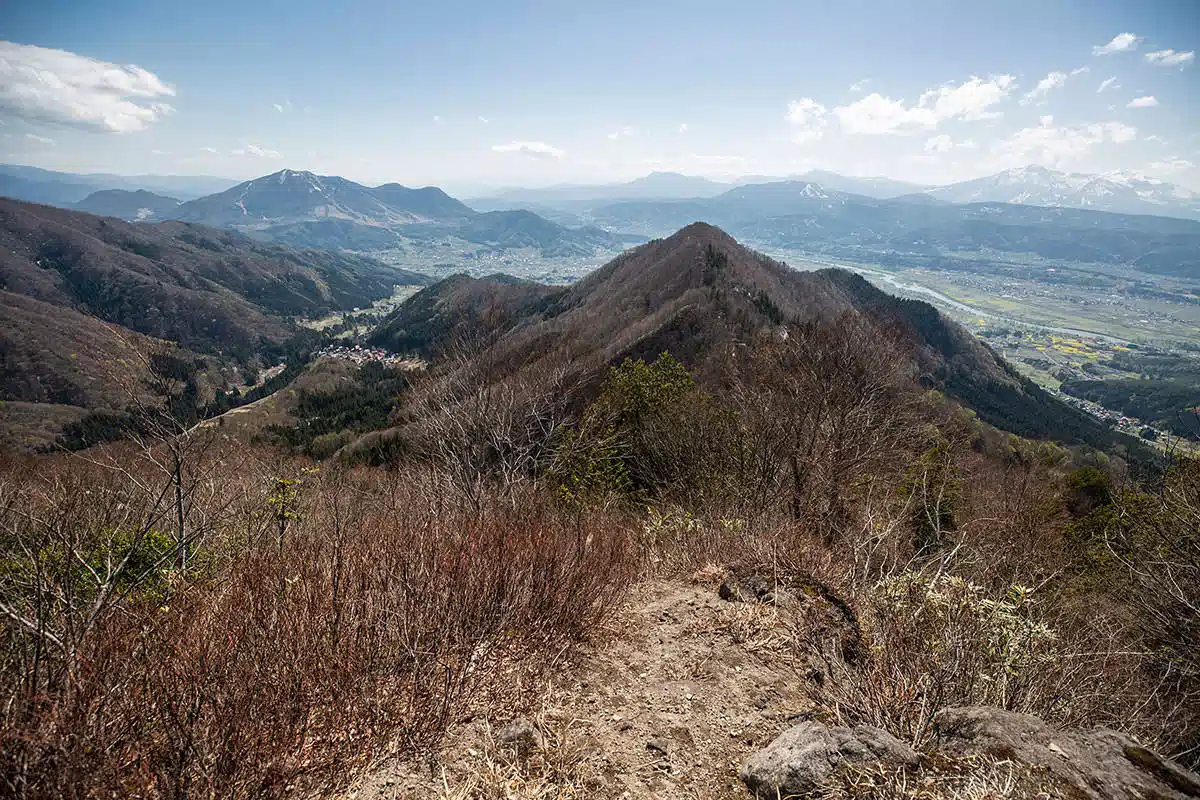 万仏山登山 万仏山-展望台からの眺め。
左に高社山と中央に黒姫山がうっすら、右には斑尾山。