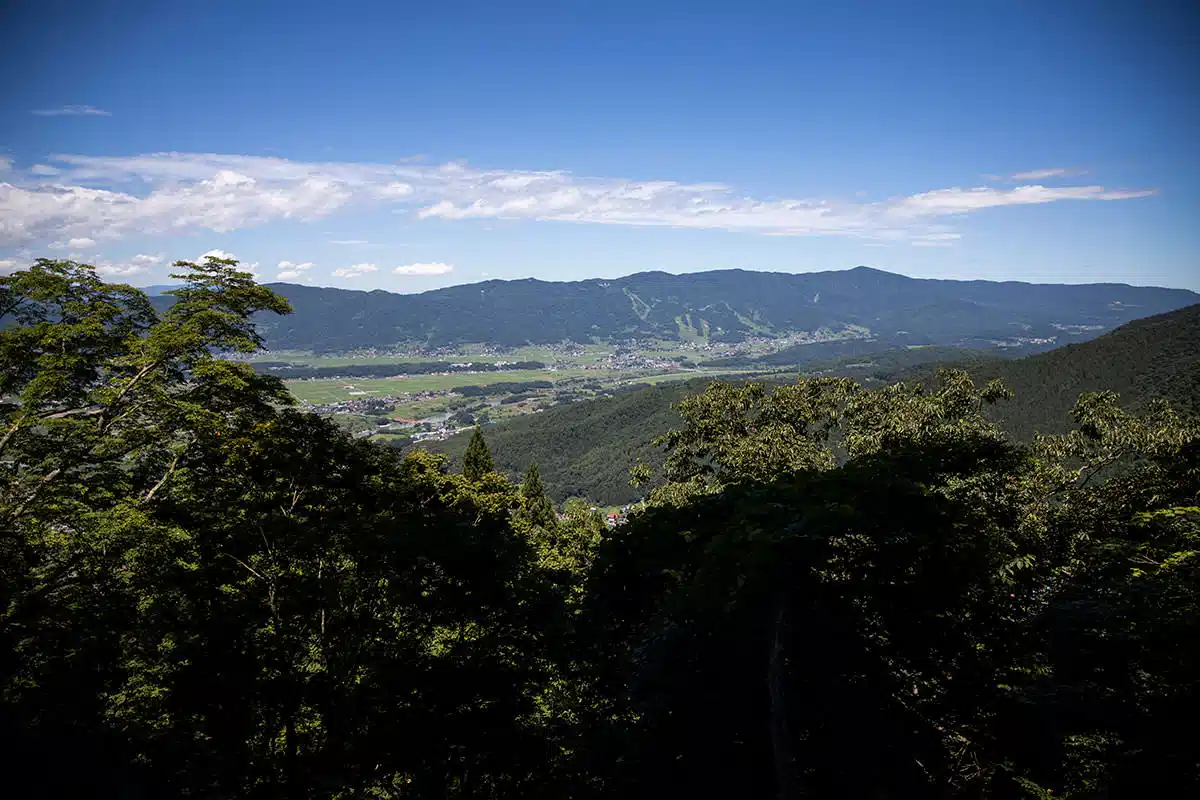 【万仏山登山】万仏山-木が開けたところから関田山脈