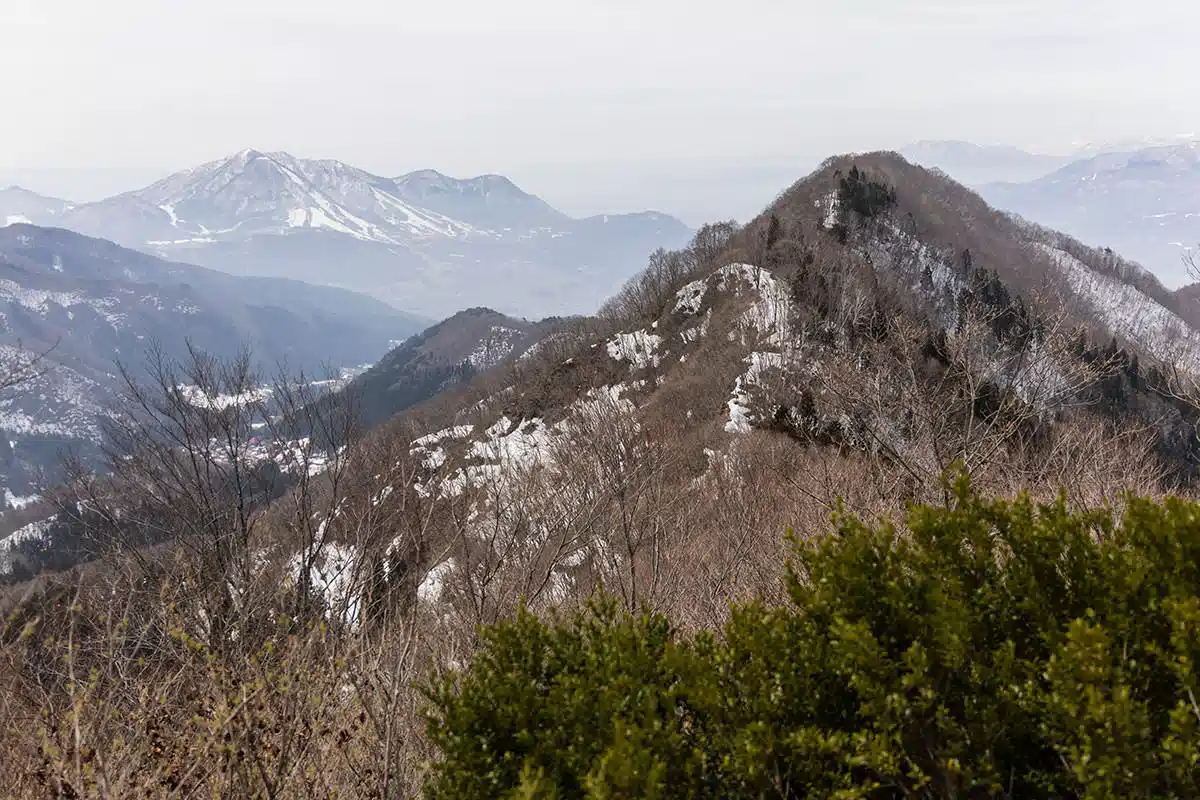 【万仏山登山】万仏山-振り返って見える馬曲山と、向こうに高社山