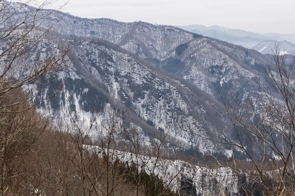 【万仏山登山】万仏山-右手側には残雪の山々