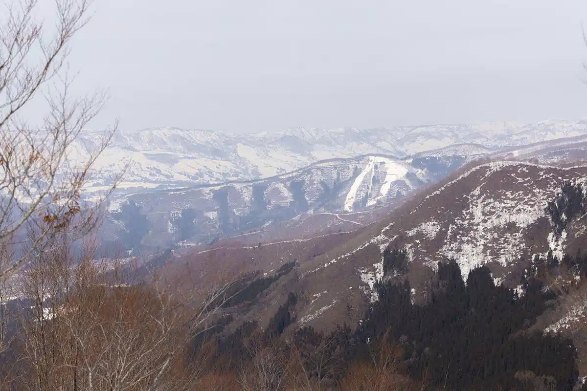 万仏山登山 万仏山-野沢温泉のスキー場が見える
