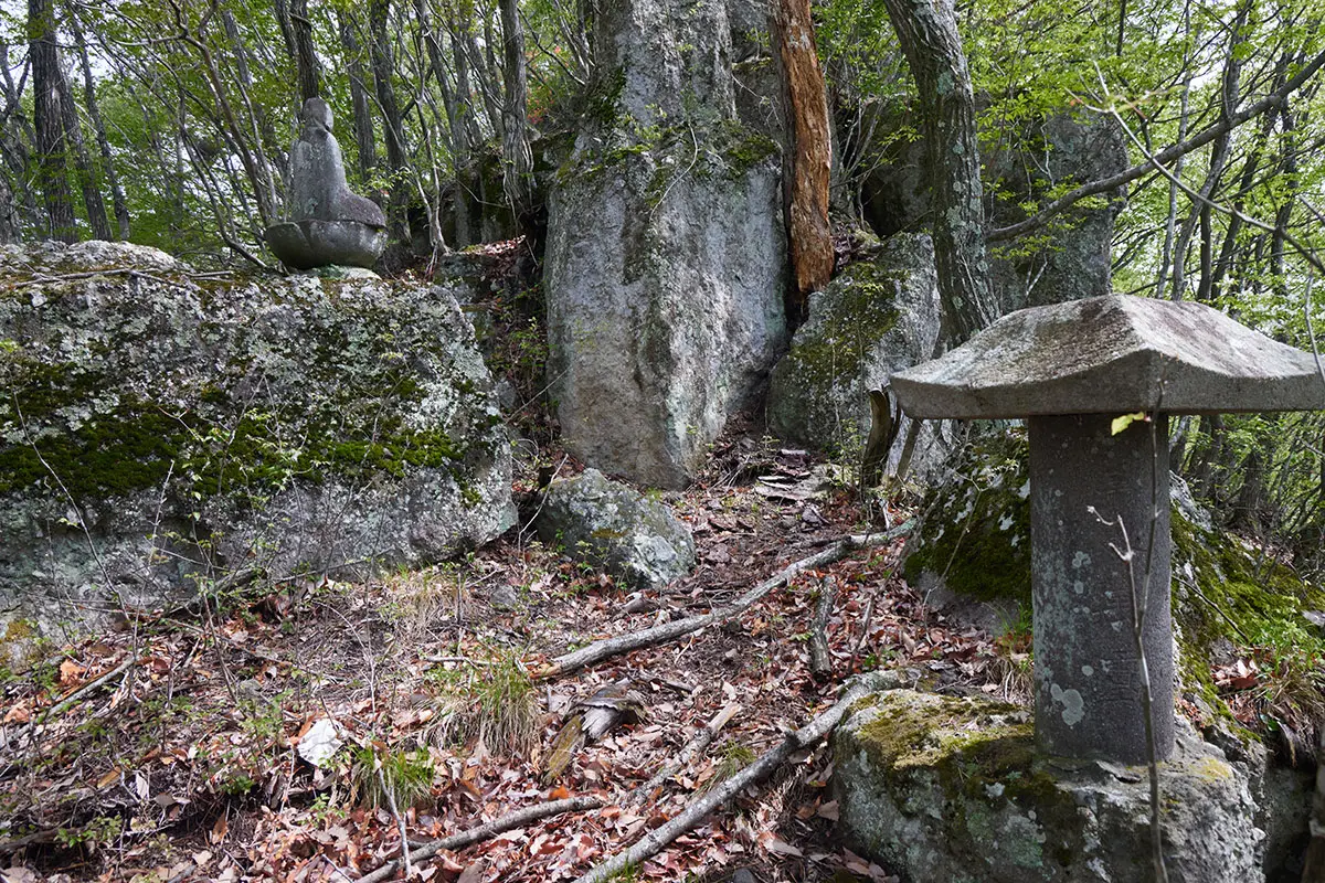 蓑堂山登山 記念碑の後ろには岩が乱立